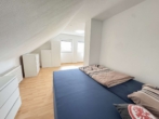 Schlafzimmer - Attraktive Doppelhaushälfte in Rodgau-Hainhausen zu vermieten