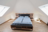 Schlafzimmer DG - Licht, Raum & Stil: Beeindruckende Maisonette-Wohnung mit einzigartigem Schnitt