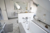 Badezimmer - Licht, Raum & Stil: Beeindruckende Maisonette-Wohnung mit einzigartigem Schnitt