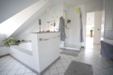 Badezimmer - Licht, Raum & Stil: Beeindruckende Maisonette-Wohnung mit einzigartigem Schnitt