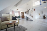 Wohnzimmer - Licht, Raum & Stil: Beeindruckende Maisonette-Wohnung mit einzigartigem Schnitt