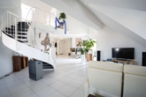 Wohnzimmer - Licht, Raum & Stil: Beeindruckende Maisonette-Wohnung mit einzigartigem Schnitt