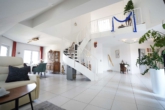 Wohnzimmer - Licht, Raum & Stil: Beeindruckende Maisonette-Wohnung mit einzigartigem Schnitt