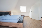 Schlafzimmer DG - Licht, Raum & Stil: Beeindruckende Maisonette-Wohnung mit einzigartigem Schnitt