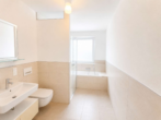 Badezimmer - Großzügige 2-Zimmer-Erdgeschosswohnung mit Privatgarten, barrierefreiem Zugang und TG-Stellplatz
