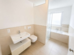 Badezimmer - Großzügige 2-Zimmer-Erdgeschosswohnung mit Privatgarten, barrierefreiem Zugang und TG-Stellplatz