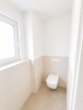 Gäste-WC - Großzügige 2-Zimmer-Erdgeschosswohnung mit Privatgarten, barrierefreiem Zugang und TG-Stellplatz
