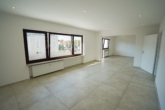 Wohnzimmer - Platz für die ganze Familie! Modernisiertes 4-Parteien-Haus in Zellhausen – 110 qm – OG