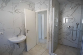 Badezimmer - Platz für die ganze Familie! Modernisiertes 4-Parteien-Haus in Zellhausen – 110 qm – OG