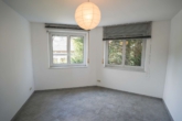 Schlafzimmer - Wohnen mit Wohlfühlcharakter – Charmante 2-Zimmer-Erdgeschosswohnung mit Außenstellplatz
