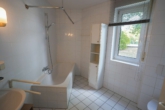 Badezimmer - Wohnen mit Wohlfühlcharakter – Charmante 2-Zimmer-Erdgeschosswohnung mit Außenstellplatz