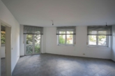 Wohnzimmer - Wohnen mit Wohlfühlcharakter – Charmante 2-Zimmer-Erdgeschosswohnung mit Außenstellplatz