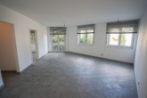 Wohnzimmer - Wohnen mit Wohlfühlcharakter – Charmante 2-Zimmer-Erdgeschosswohnung mit Außenstellplatz