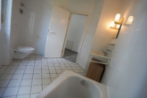 Badezimmer - Wohnen mit Wohlfühlcharakter – Charmante 2-Zimmer-Erdgeschosswohnung mit Außenstellplatz