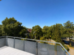 Balkon_Wohnzimmer - Wohnen über den Dächern Heidelbergs – helle 3-Zimmer-Dachgeschosswohnung mit Balkon