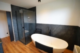 1. O Badezimmer - Kernsaniertes Reihenhaus in direkter Feldrandlage mit Garten und Garage