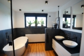 1. OG Badezimmer - Kernsaniertes Reihenhaus in direkter Feldrandlage mit Garten und Garage