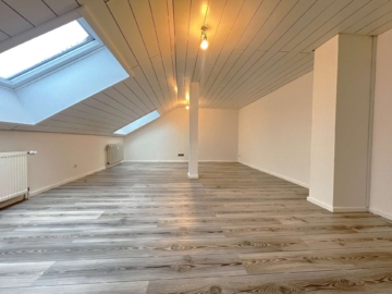 Lichtdurchflutete 4-Zimmer-Wohnung im Dachgeschoss in ruhiger Lage von Gelnhausen, 63571 Gelnhausen, Etagenwohnung