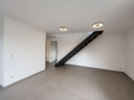 Wohnzimmer 1.OG - Exklusives Wohnen auf zwei Ebenen – Maisonettewohnung mit zwei Balkonen und Garage in Bestlage