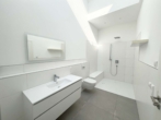 Badezimmer DG - Exklusives Wohnen auf zwei Ebenen – Maisonettewohnung mit zwei Balkonen und Garage in Bestlage