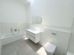Badezimmer DG - Exklusives Wohnen auf zwei Ebenen – Maisonettewohnung mit zwei Balkonen und Garage in Bestlage