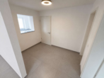 Flur 1.OG - Exklusives Wohnen auf zwei Ebenen – Maisonettewohnung mit zwei Balkonen und Garage in Bestlage