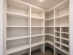 Abstellraum Küche 1.OG - Exklusives Wohnen auf zwei Ebenen – Maisonettewohnung mit zwei Balkonen und Garage in Bestlage