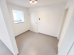 Flur 1.OG - Exklusives Wohnen auf zwei Ebenen – Maisonettewohnung mit zwei Balkonen und Garage in Bestlage