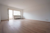 Wohnzimmer - Charmante Wohnung mit Balkon und Außenstellplatz (2. OG Mitte)