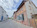 Hausansicht - Vielseitiges Ladenlokal oder Büro mit großer Schaufensterfront