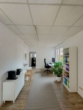 Einrichtung KI visualisiert - Vielseitiges Ladenlokal oder Büro mit großer Schaufensterfront