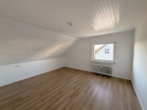 Wohnzimmer - Gemütliche 2 Zimmer Dachgeschosswohnung mit viel Platz und Gestaltungsmöglichkeiten