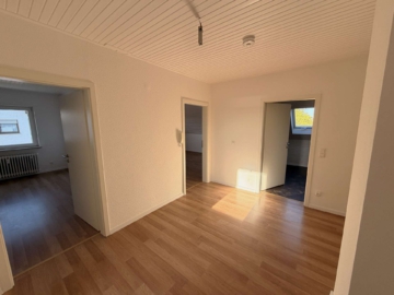 Gemütliche 2 Zimmer Dachgeschosswohnung mit viel Platz und Gestaltungsmöglichkeiten, 63165 Mühlheim am Main, Dachgeschosswohnung