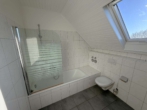 Badezimmer - Gemütliche 2 Zimmer Dachgeschosswohnung mit viel Platz und Gestaltungsmöglichkeiten