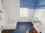 Badezimmer - Sanierungsobjekt mit Potenzial – Freistehendes Zweifamilienhaus für Eigennutzer & Kapitalanleger