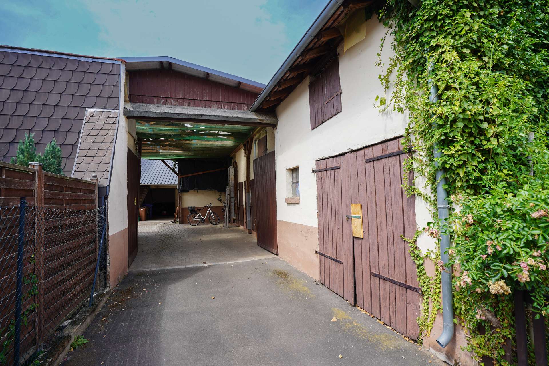 2. Hofeinfahrt
