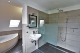 Badezimmer - Wohnen in absoluter TOP Lage in Seligenstadt am Main – 5-Zimmer- Maisonette-Dachgeschosswohnung