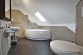 Badezimmer - Wohnen in absoluter TOP Lage in Seligenstadt am Main – 5-Zimmer- Maisonette-Dachgeschosswohnung