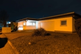 Hausansicht bei Nacht - Luxuriöser Unternehmer Bungalow im Industriegebiet Rödermark mit separater Gewerbeeinheit