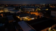 Hausansicht bei Nacht - Luxuriöser Unternehmer Bungalow im Industriegebiet Rödermark mit separater Gewerbeeinheit