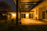 Hausansicht bei Nacht - Luxuriöser Unternehmer Bungalow im Industriegebiet Rödermark mit separater Gewerbeeinheit