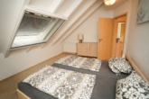 Schlafzimmer - 6,97% Rendite – Wohn- und Geschäftshaus in Nidderau Windecken – kein Sanierungsstau