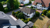 Drohnenaufnahme ohne Rollladen - Willkommen in Ihrem neuen Zuhause-ein Bungalow mit viel Platz und vielseitigen Nutzungsmöglichkeiten