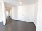 Flur - Wohnen mit besonderem Flair: Lichtdurchflutete 2-Zimmer-Wohnung mit Rundumbalkon und TG-Stellplatz