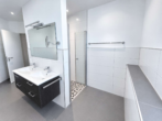 Badezimmer - Wohnen mit besonderem Flair: Lichtdurchflutete 2-Zimmer-Wohnung mit Rundumbalkon und TG-Stellplatz