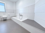 Badezimmer - Wohnen mit besonderem Flair: Lichtdurchflutete 2-Zimmer-Wohnung mit Rundumbalkon und TG-Stellplatz