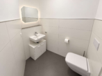 Gäste-WC - Wohnen mit besonderem Flair: Lichtdurchflutete 2-Zimmer-Wohnung mit Rundumbalkon und TG-Stellplatz