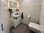 Gäste-WC (Visual) - Wohnen mit besonderem Flair: Lichtdurchflutete 2-Zimmer-Wohnung mit Rundumbalkon und TG-Stellplatz