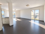 Küche/Wohnzimmer - Wohnen mit besonderem Flair: Lichtdurchflutete 2-Zimmer-Wohnung mit Rundumbalkon und TG-Stellplatz