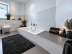 Badezimmer (Visual) - Wohnen mit besonderem Flair: Lichtdurchflutete 2-Zimmer-Wohnung mit Rundumbalkon und TG-Stellplatz